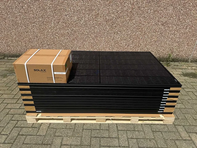Canadian solar - set van 12 full black zonnepanelen (355 wp) met solax x1-4.2k omvormer met wifi (1-fase) - afbeelding 1 van  10