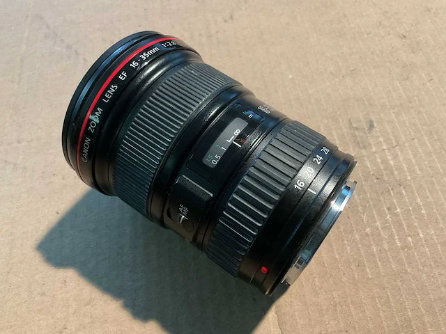 Canon ef zoom camera lens - afbeelding 1 van  2