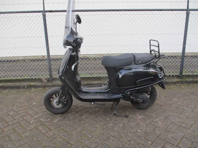 Capri - bromscooter - riva wy50qt-86 injectie - scooter - afbeelding 1 van  11