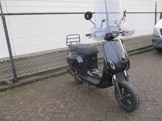 Capri - bromscooter - riva wy50qt-86 injectie - scooter - afbeelding 7 van  11