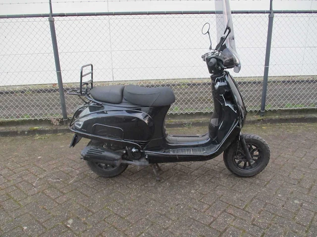 Capri - bromscooter - riva wy50qt-86 injectie - scooter - afbeelding 8 van  11