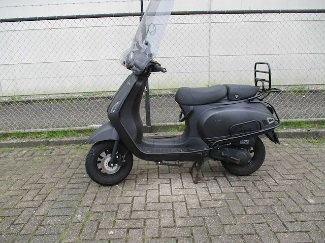 Capri cl 50 riva injectie - bromscooter - classic wy50qt-86 - scooter - afbeelding 1 van  11
