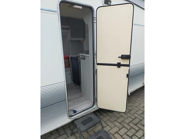 Caravan 4044 beyerland, bouwjaar 1994 - afbeelding 2 van  10