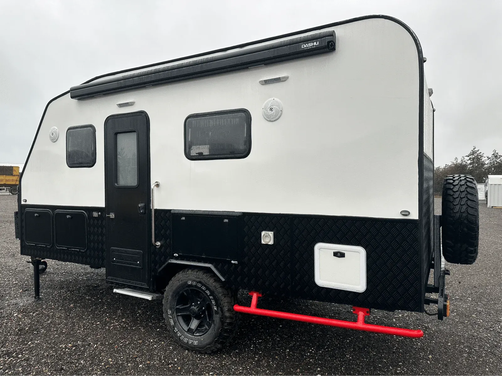 Caravan, kantoor-, sanitair units, jacuzzi’s, werkbanken en gereedschappen