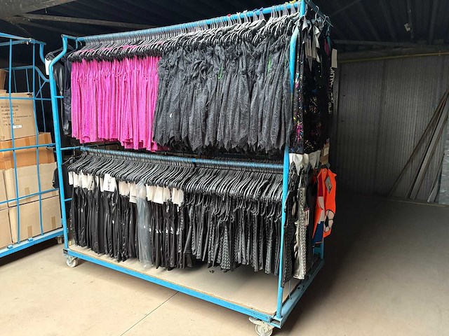 Carnavals kostuum mixpartij - 940 delig - afbeelding 1 van  5