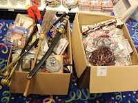 Carnavalsaccessoires w.o. bandana's, sokken, brillen, opblaasbare knuppels, kettingen, hoofdbanden, heuptas... - afbeelding 1 van  3
