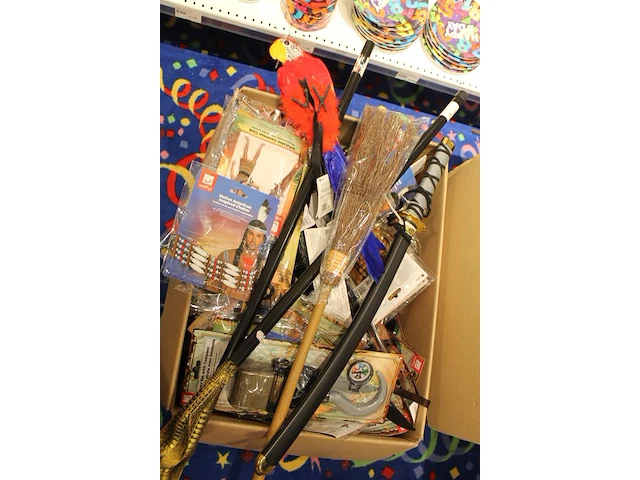 Carnavalsaccessoires w.o. bandana's, sokken, brillen, opblaasbare knuppels, kettingen, hoofdbanden, heuptas... - afbeelding 2 van  3