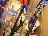 Carnavalsaccessoires w.o. bandana's, sokken, brillen, opblaasbare knuppels, kettingen, hoofdbanden, heuptas... - afbeelding 2 van  3