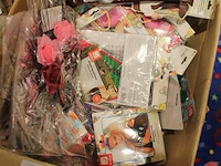 Carnavalsaccessoires w.o. bandana's, sokken, brillen, opblaasbare knuppels, kettingen, hoofdbanden, heuptas... - afbeelding 3 van  3