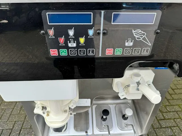Carpigiani - k3 - ijsmachine softijsmachine - afbeelding 3 van  6