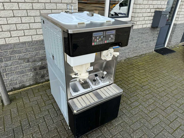 Carpigiani - k3 - ijsmachine softijsmachine - afbeelding 2 van  6