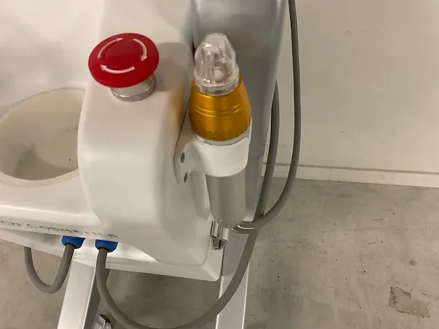 Cart of cosmetics - nbw-fr200 - cart of cosmetics - nbw-fr200 - rf microneedling laser - afbeelding 6 van  10