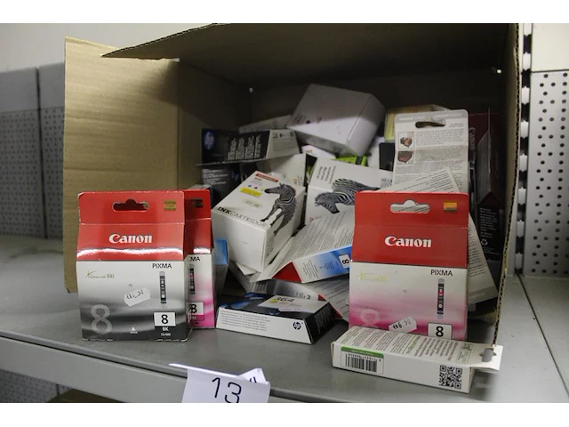 Cartridges in doos w.o. canon en hp. kleur en zwart wit. totaal ca. 40 stuks - afbeelding 1 van  2