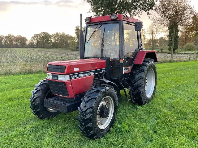 Case 844 vierwielaangedreven landbouwtractor - afbeelding 1 van  32