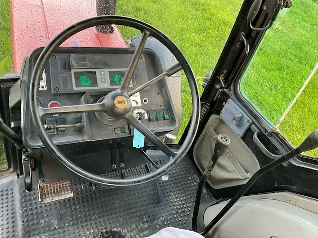 Case 844 vierwielaangedreven landbouwtractor - afbeelding 19 van  32