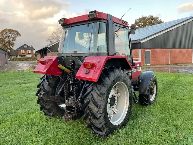 Case 844 vierwielaangedreven landbouwtractor - afbeelding 28 van  32
