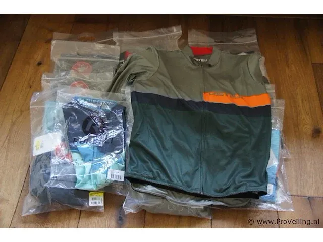 Castelli & rogelli fietsbroeken & shirts - 15 stuks - afbeelding 1 van  2