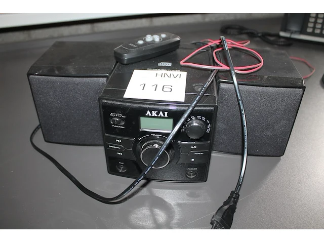 Cd-speler akai met twee speakers en afstandsbediening. afmeting 14 x 20 x 23 cm - afbeelding 1 van  1