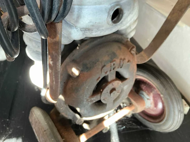 Cem - originele michelin bandenpomp uit 1920 restauratie object - afbeelding 8 van  8