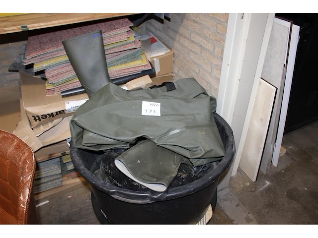 Cementkuip gevuld met (lies) laarzen. - afbeelding 1 van  2