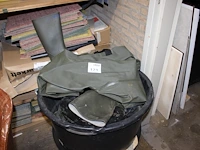 Cementkuip gevuld met (lies) laarzen. - afbeelding 1 van  2