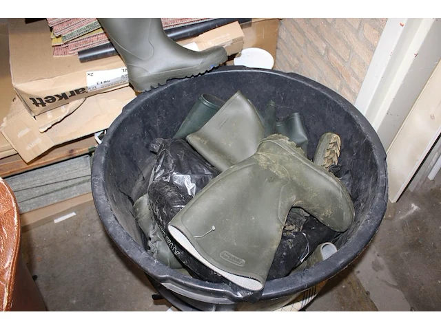Cementkuip gevuld met (lies) laarzen. - afbeelding 2 van  2