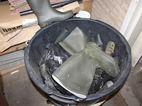 Cementkuip gevuld met (lies) laarzen. - afbeelding 2 van  2