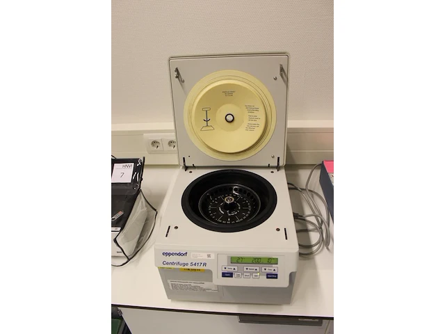 Centrifuge eppendorf 5417r met koelfunctie. bouwjaar 1999. - afbeelding 3 van  5