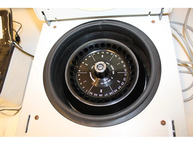 Centrifuge eppendorf 5417r met koelfunctie. bouwjaar 1999. - afbeelding 4 van  5