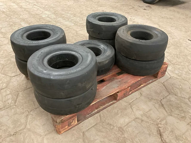 Challenger 18x7r8 heftruck band (9x) - afbeelding 1 van  4