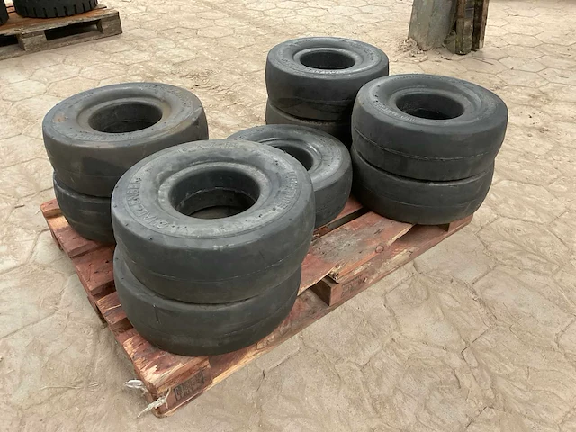 Challenger 18x7r8 heftruck band (9x) - afbeelding 2 van  4