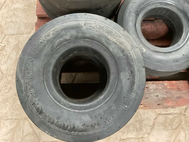 Challenger 18x7r8 heftruck band (9x) - afbeelding 3 van  4
