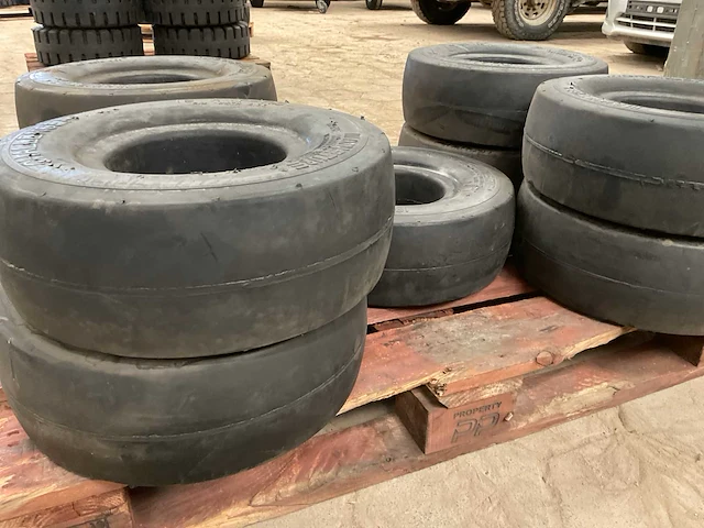 Challenger 18x7r8 heftruck band (9x) - afbeelding 4 van  4