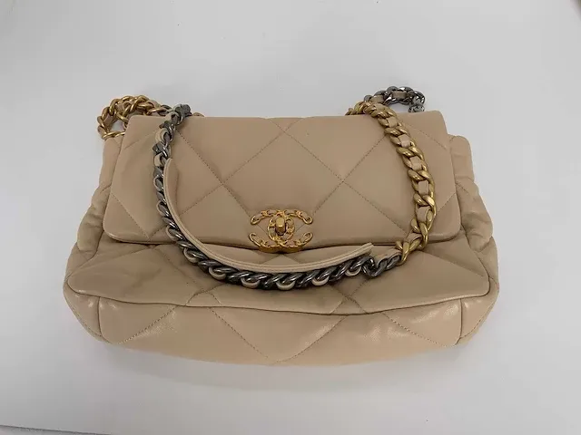Chanel - 19 creme leder - - afbeelding 1 van  7