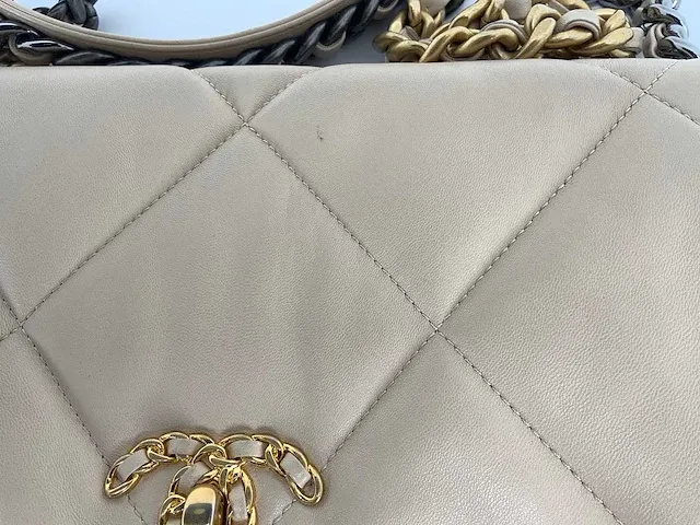 Chanel - 19 creme leder - - afbeelding 4 van  7