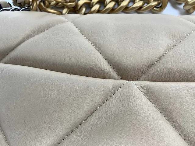 Chanel - 19 creme leder - - afbeelding 6 van  7
