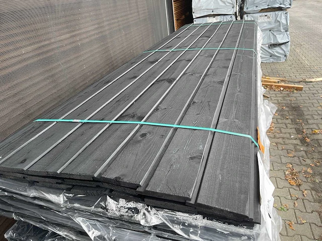 Channelsiding zwart gecoat 3000x140x18mm (102x) - afbeelding 1 van  3