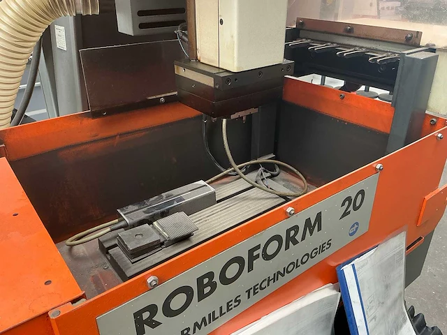 Charmilles - 1993 - roboform 20 - draadvonk- en erodeermachine - afbeelding 10 van  11