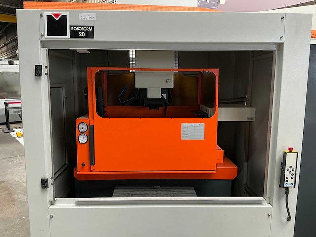 Charmilles - roboform 20 - die sinking edm machine - 1998 - afbeelding 7 van  13