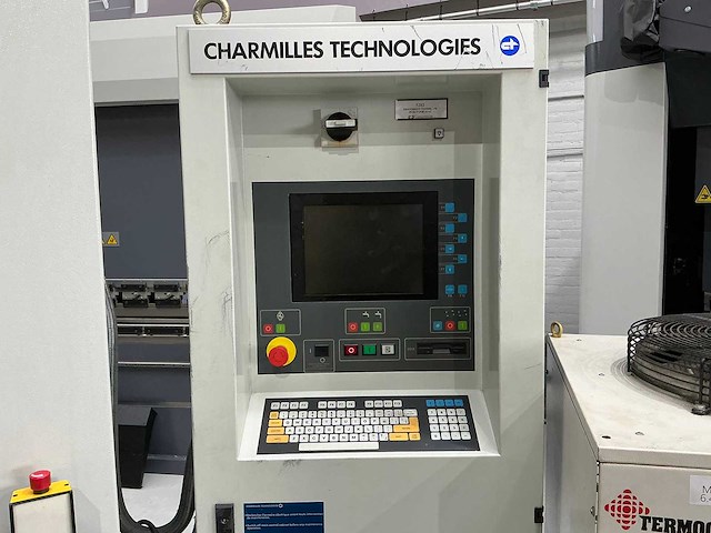 Charmilles - roboform 20 - die sinking edm machine - 1998 - afbeelding 12 van  13