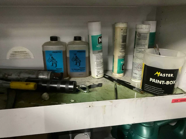Chemie kast met olie - afbeelding 5 van  13