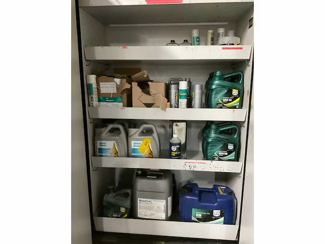 Chemie kast met olie - afbeelding 8 van  13