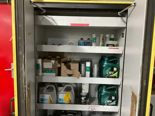 Chemie kast met olie - afbeelding 9 van  13