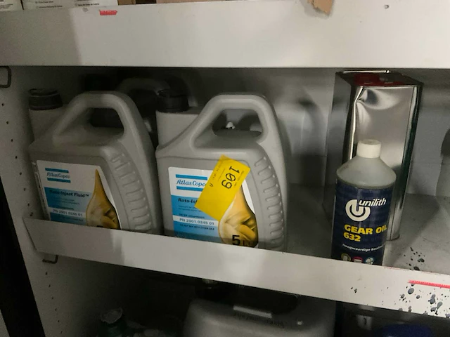 Chemie kast met olie - afbeelding 13 van  13
