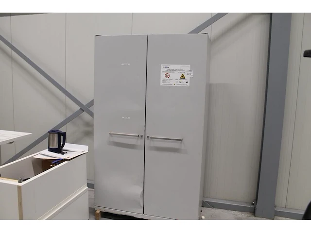 Chemiekast hiltra labsaver met enkele deuken / beschadigingen. afmeting 120 x 60 x 200 cm. - afbeelding 1 van  4