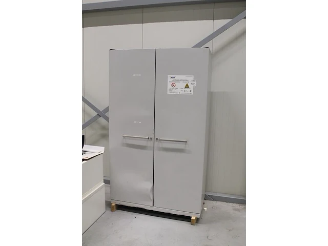 Chemiekast hiltra labsaver met enkele deuken / beschadigingen. afmeting 120 x 60 x 200 cm. - afbeelding 2 van  4