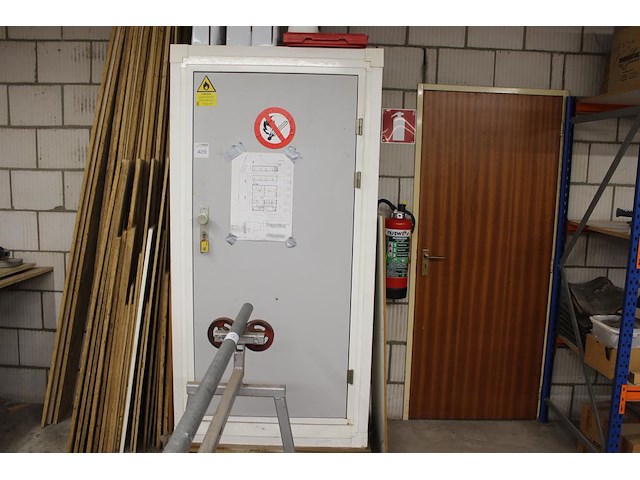 Chemiekast met diverse producten w.o. lakken, grondverf, 2-componenten opvuller en regendicht. afmeting 101... - afbeelding 1 van  3