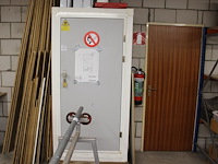 Chemiekast met diverse producten w.o. lakken, grondverf, 2-componenten opvuller en regendicht. afmeting 101... - afbeelding 1 van  3