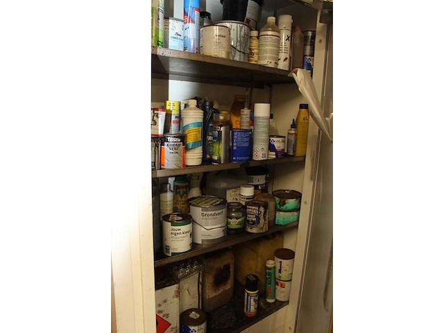 Chemiekast met diverse producten w.o. lakken, grondverf, 2-componenten opvuller en regendicht. afmeting 101... - afbeelding 2 van  3