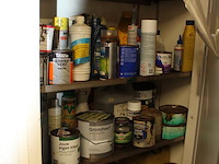 Chemiekast met diverse producten w.o. lakken, grondverf, 2-componenten opvuller en regendicht. afmeting 101... - afbeelding 2 van  3